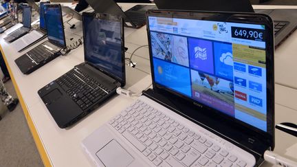 Des ordinateurs dans un magasin Fnac &agrave; Paris, le 27 novembre 2012. (MIGUEL MEDINA / AFP)