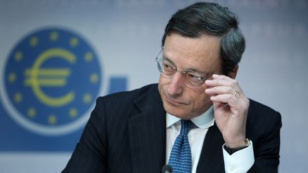 Le pr&eacute;sident de la BCE, Mario Draghi, lors de la r&eacute;union de la BCE &agrave; Francfort (Allemagne), le 2 ao&ucirc;t 2012. (DANIEL ROLAND / AFP)