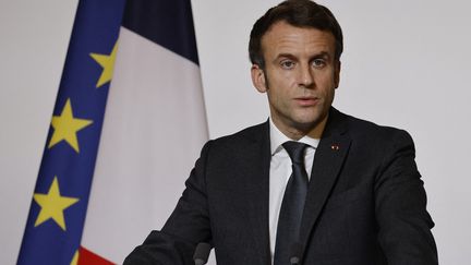 Emmanuel Macron lors de son discours devant des représentants de rapatriés d'Algérie, le 26 janvier 2022 à l'Elysée à Paris.&nbsp; (LUDOVIC MARIN / AFP)