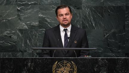 Leonardo DiCaprio a la tribune des Nations unies, le 22 avril 2016 à New York. (JEWEL SAMAD / AFP)