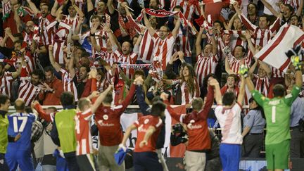 Les joueurs de Bilbao célèbrent leur saison avec les supporters (DANI POZO / AFP)