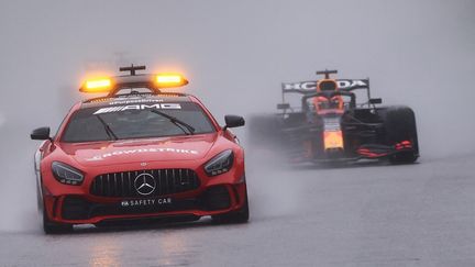 La voiture de sécurité a parcouru plus de tours que les pilotes au Grand Prix de Belgique. (KENZO TRIBOUILLARD / AFP)