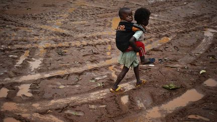Des enfants marchent sous la pluie &agrave; Boda (R&eacute;publique centrafricaine), le 14 avril 2014. (GORAN TOMASEVIC / REUTERS)