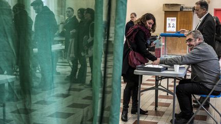 Des électeurs prennent part au second tour de la primaire de la gauche, le 29 janvier 2017 à Lyon. (JEFF PACHOUD / AFP)