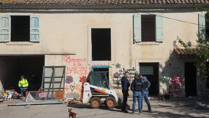 La police évacue une ferme squattée près d'Avignon dans le Vaucluse, le 17 avril 2024. (CYRIL HIELY / MAXPPP)