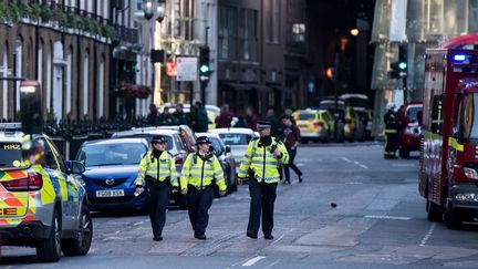 Des policiers britanniques dans une rue du quartier du Borough Market et du London Bridge, le 4 juin 2017 à Londres (Royaume-Uni), au lendemain d'une attaque terroriste. (CHRIS J RATCLIFFE / AFP)