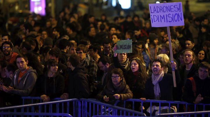 Des manifestants demandent la d&eacute;mission du Premier ministre espagnol, Mariano Rajoy, devant le si&egrave;ge du PP &agrave; Madrid (Espagne) le 31 janvier 2013.&nbsp; (SUSANA VERA / REUTERS )