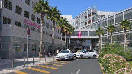 Une mère lesbienne a été empêchée, le 10 mars 2019, d'accéder à la salle de soins de l'hôpital de Perpignan (Pyrénées-Orientales) où été soigné son fils, rapportent plusieurs médias.&nbsp; (PHOTO PQR / L'INDEPENDANT / MAXPPP)