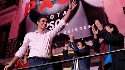 Le Premier ministre et leader du Parti socialiste espagnol (PSOE), Pedro Sanchez, salue des militants à l'extérieur du siège du parti, le 28 avril 2019 à Madrid (Espagne).&nbsp; (BURAK AKBULUT / ANADOLU AGENCY / AFP)