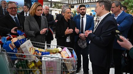 Elisabeth Borne en déplacement dans un supermarché de Hanches (Eure-et-Loir) le 14 avril 2023. (QUENTIN REIX / MAXPPP)