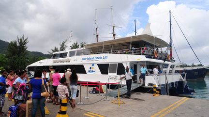 Des touristes embarquant sur un bateau à Victoria, le 5 mars 2012. (AFP/ALBERTO PIZZOLI)