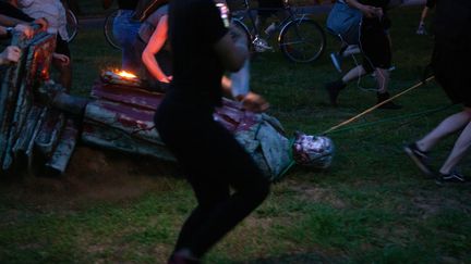 Une statue de Christophe Colomb déboulonnée par des manifestants à Richmond, en Virginie, le 9 juin 2020.&nbsp; (PARKER MICHELS-BOYCE / AFP)