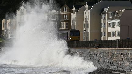 Des vagues s'&eacute;crasent contre la jet&eacute;e &agrave; Dawlish (Royaume-Uni), le 28 octobre 2013. (STEFAN WERMUTH / REUTERS)