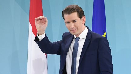 Le chef du Parti du peuple autrichien (ÖVP, conservateur) salue ses partisans pendant un meeting de son parti à Vienne, la capitale de l'Autriche, le 29 septembre 2019.&nbsp; (JOE KLAMAR / AFP)