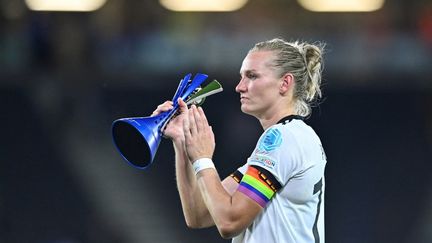 Alexandra Popp avec le trophée de "femme du match" après son doublé contre la France en demi-finales de l'Euro 2022, le 27 juillet, à Milton Keynes (Grande-Bretagne). (JUSTIN TALLIS / AFP)