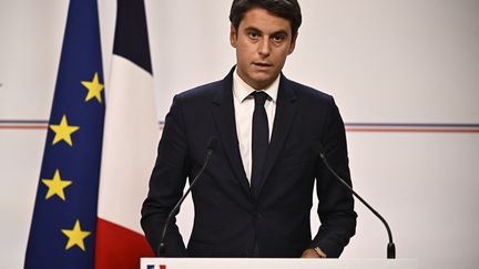 Le ministre de l'Education nationale, Gabriel Attal, présente le plan interministériel contre le harcèlement, le 27 septembre 2023, à Matignon, à Paris. (JULIEN DE ROSA / AFP)