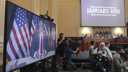 Bennie Thompson, qui préside la commission de la Chambre des représentants en charge de ces investigations des évènements du 6 janvier, présent par visoconférence à Washington (Etats-Unis), le 21 juillet 2022. (OLIVER CONTRERAS / AFP)