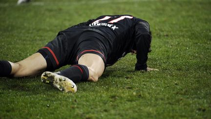 L'attaquant du PSG Javier Pastore au sol apr&egrave;s la d&eacute;faite de son club face &agrave; Nancy (0-1), le 20 novembre 2011. (FRED DUFOUR / AFP)