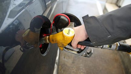 &nbsp; (Un automobiliste faisant le plein de gazole à Lorient © MAXPPP - François Destoc)