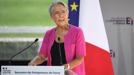 Elisabeth Borne, lors de son discours pendant la réunion de rentrée du Medef, le 29 août 2022. (ERIC PIERMONT / AFP)