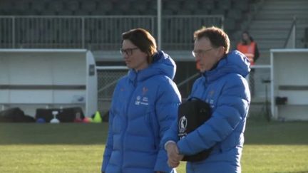 Jeudi 9 mars, la Fédération française de football a débattu de l'avenir de Corinne Diacre, sélectionneuse de l'équipe de France. Elliott Samuel fait le point en direct du siège de la FFF. (France 3)