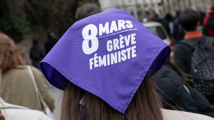 Manifestante portant un bandana violet à Rennes, le 16 février 2023. (ESTELLE RUIZ / HANS LUCAS)