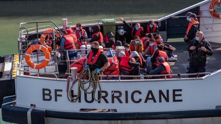 Les forces frontalières escortent 80 migrants à Douvres après qu'ils ont été récupérés par les responsables des forces frontalières de la Manche, le 16 juin 2022. (STUART BROCK / ANADOLU AGENCY / AFP)