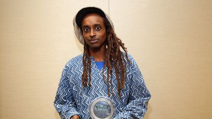 Le cinéaste soudanais Hajooj Kuka tient le&nbsp;People’s Choice Documentary Award&nbsp;qui lui a été décerné pour son documentaire "Beats of the Antonov" le 14 septembre 2014 pendant le Festival du film de Toronto (TIFF) au Canada. (JEMAL COUNTESS / GETTY IMAGES NORTH AMERICA)