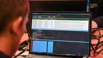 Une démonstration de hacking lors du forum international de la cybersécurité à Lille en juin 2022. (DENIS CHARLET / AFP)