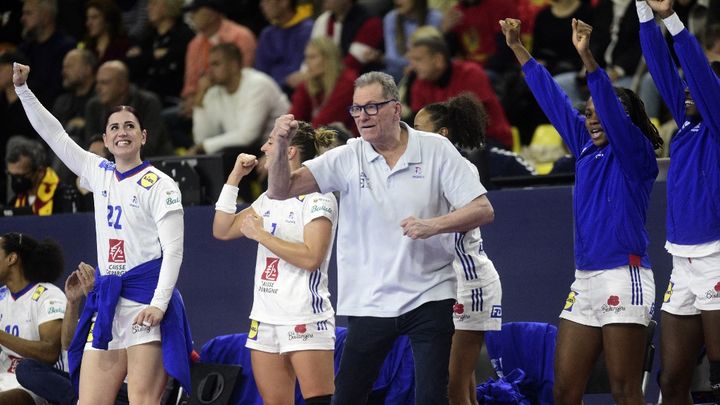 Le coach français Olivier Krumbholz et ses joueuses après la victoire des Bleues face au Monténégro, le 13 novembre 2022. (ROBERT ATANASOVSKI / AFP)