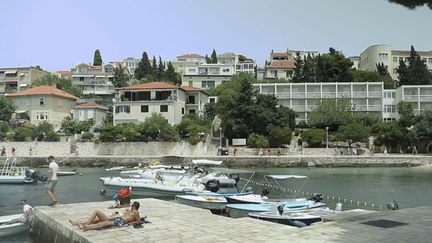 En Croatie, l'île de Hvar attire chaque année de nombreux touristes venus admirer des paysages merveilleux. Une destination très prisée où le prix de l'hébergement s'avère moins&nbsp;élevé&nbsp;que dans d'autres lieux touristiques de renom. (FRANCEINFO)