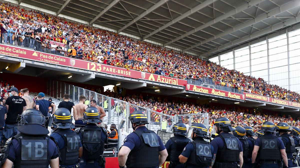 ENQUETE FRANCEINFO. Violences dans les stades : comment les clubs de foot  tentent de marquer les supporters à la culotte