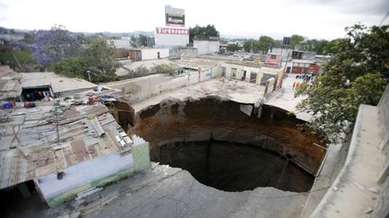 Retour &agrave; Guatemala City, la capitale du Guatemala, o&ugrave; un trou est apparu, le &nbsp;23 f&eacute;vrier 2007. (DANIEL LECLAIR / REUTERS)