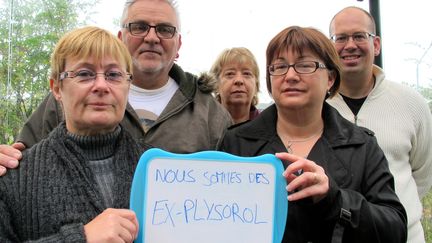 Edith Maunoury (g), aux c&ocirc;t&eacute;s de ses anciens coll&egrave;gues de Plysorol, Jean-Marc Chapperon, Michelle Le Mazurier, Isabelle Siadkowski et Bruno Maille, le 11 octobre 2012 &agrave; Lisieux (Calvados). (YANN THOMPSON / FTVI)