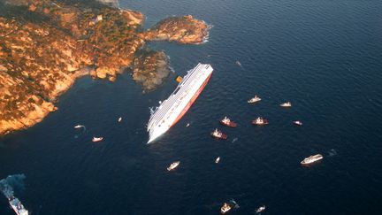 Vendredi 13 janvier 2012, le bateau Costa Concordia qui effectuait une croisi&egrave;re en M&eacute;diterran&eacute;e quitte vers 19 heures le port de Civitavecchia en Toscane. (ITALIAN GUARDIA DE FINANZA / AFP)