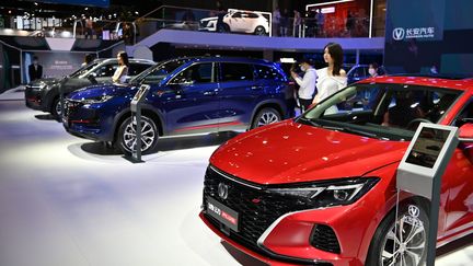 Des voitures de la marque Changan sont exposées lors du 19ème salon international de l’industrie automobile de Shanghai (Chine), le 20 avril 2021. (HECTOR RETAMAL / AFP)