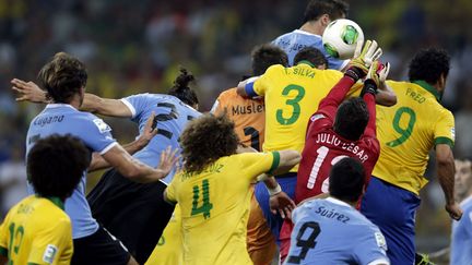 Lors de la demi-finale de football de la coupe des Conf&eacute;d&eacute;rations opposant le Br&eacute;sil &agrave; l'Uruguay &agrave; Belo Horizonte (Br&eacute;sil), le 26 juin 2013. (RICARDO MORAES / REUTERS)