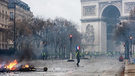 Des "gilets jaunes" manifestent près de la place de l'Etoile, à Paris, le 1er décembre 2018.&nbsp; (KARINE PIERRE / HANS LUCAS / AFP)