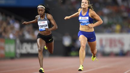 Elaine Thompson (à gauche), devançant d'un souffle Dafne Schippers à Zurich (FABRICE COFFRINI / AFP)