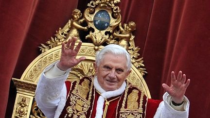 Benoît XVI délivre sa bénédiction "urbi et orbi", depuis le balcon de la basilique Saint-Pierre de Rome (25/12/2010) (AFP / Alberto Pizzoli)