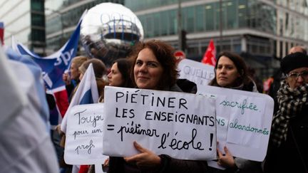 Des enseignants manifestent à Paris, le 5 décembre 2024. (RAPHAEL KESSLER / HANS LUCAS / AFP)