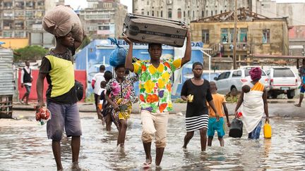 Des personnes fuyant leur domicile, à Beira au Mozambique, après le passage du cyclone tropical Idai.&nbsp; (Denis Onyodi/IFRC)