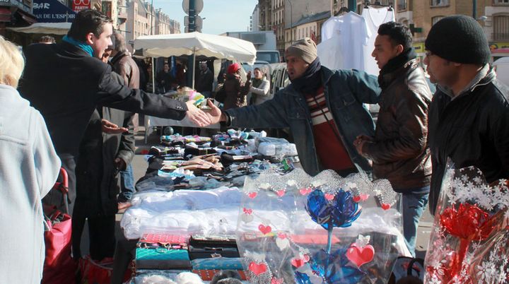 Geoffrey Carvalhinho (&agrave; gauche), candidat UMP &agrave; Pantin (Seine-Saint-Denis), le 23 f&eacute;vrier 2014 sur le march&eacute; de Hoche. (VIOLAINE JAUSSENT / FRANCETV INFO)