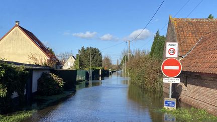 Deux semaines après les inondations dans le Pas-de-Calais, certains secteurs, comme Montreuil-sur-Mer, sont toujours sous l'eau. (STEPHANE BARBEREAU / FRANCE BLEU NORD)