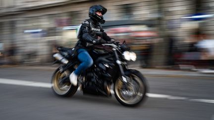 Un homme défile à moto lors d'une manifestation de la Fédération française des motards en colère (FFMC), le 26 novembre 2022 à Lyon. (NICOLAS LIPONNE / HANS LUCAS / AFP)