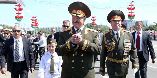 Le président biélorusse Alexandre Loukachenko et son fils Nikolaï en parade à Minsk pour le jour de l'Indépendance, le 3 juillet 2013.

 (AFP Photo / Belta / Pool / Nikolai Petrov)