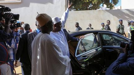 Le président gambien Adama Barrow vient de prêter serment à l'ambassade de Gambie, à Dakar, au Sénégal, le 19 janvier 2017. (REUTERS)