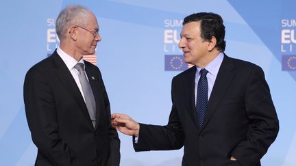 Herman Van Rompuy (&agrave; g.), le pr&eacute;sident du Conseil europ&eacute;en, et Jos&eacute; Manuel Barroso, pr&eacute;sident de&nbsp;la Commission europ&eacute;enne,&nbsp;&agrave; Lisbonne, le 20 novembre 2010. (RAFA RIVAS / AFP)