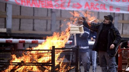 Des salari&eacute;s du transporteur Mory Ducros bloquent l'acc&egrave;s &agrave; l'entreprise, &agrave; V&eacute;nissieux (Rh&ocirc;ne), le 29 janvier 2014.&nbsp; (PHILIPPE DESMAZES / AFP)