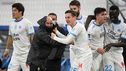 Florian Thauvin fête son but avec Jorge Sampaoli face à Brest, samedi 13 mars 2021. (NICOLAS TUCAT / AFP)